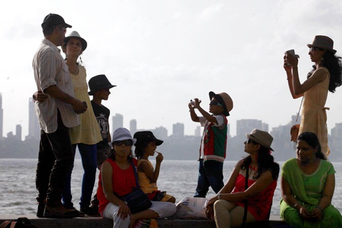 मुंबईतील मरिनड्राईव्ह येथील समुद्रकिनाऱ्यावर फेरफटका मारण्यासाठी आलेली ही मंडळी. डोक्यावरील वेगवेगळ्या रंगाच्या टोप्या आणि त्यांची छायाचित्र काढून घेण्याची हौस यामुळे या मंडळींनी अनेकांचे लक्ष वेधून घेतले होते. (छाया- वसंत प्रभू)