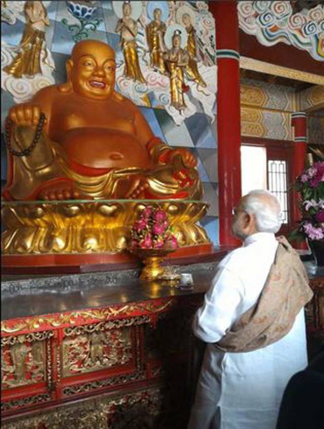 शियान येथील आंतरराष्ट्रीय विमानतळावर उतरल्यानंतर पारंपारिक चिनी नृत्याने पंतप्रधानांचे समारंभपूर्वक स्वागत करण्यात आले.