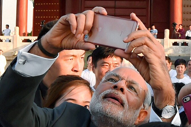 पंतप्रधानांचा चीन दौऱ्याचा शुक्रवारी दुसरा दिवस होता. दिवसभरात पंतप्रधानांनी चिनी पंतप्रधानांशी दीड तास चर्चा केली. यात द्विपक्षीय मुद्दय़ांबरोबरच सीमावादाचाही समावेश होता. (छाया: पीटीआय)