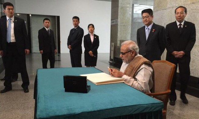 या संग्रहालयाच्या अभिप्राय वहीत आपला अभिप्राय नोंदविताना नरेंद्र मोदी.