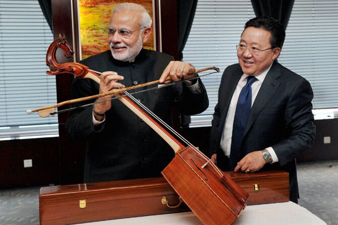 चीनच्या तीन दिवसीय दौऱ्यानंतर मंगोलियाला भेट देणारे पंतप्रधान नरेंद्र मोदी यांनी रविवारी भरगच्च कार्यक्रमातून वेळ काढत मॉरिन खूर (याला घोडय़ाच्या डोक्याच्या आकारासारखे फिडल असेही म्हणतात) हे मंगोलियाचे पारंपरिक वाद्य वाजवले. मंगोलियाचे अध्यक्ष साखियाजिन एल्बेगदोर्ज (उजवीकडे) मोदींना कौतुकाने न्याहाळताना. . (छाया: पीटीआय)