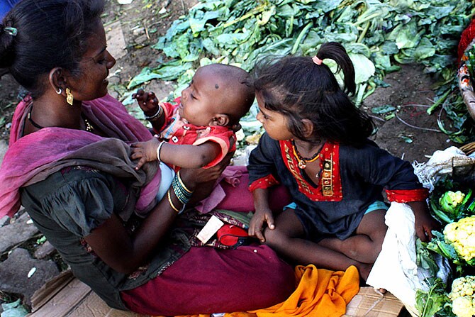 आजच्या मातृदिनाची तिला कल्पना असेल की नाही ठाऊक नाही कारण कामाच्या रगाड्यातून दोन क्षण उसंत मिळाल्यावर आपल्या पिल्लाला खेळवणे हे तिच्यासाठी रोजचेच आहे. मातृदिनाच्या पार्श्वभूमीवर टिपण्यात आलेले हे छायाचित्र. (छाया-प्रदीप दास)