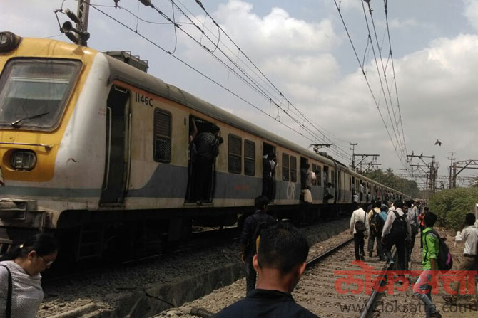 ठाणे रेल्वे स्थानकात शुक्रवारी सकाळी प्लॅटफॉर्म क्रमांक दोनवरील ओव्हरहेड वायर तुटल्याने अप आणि डाऊन अशा दोन्ही बाजूच्या वाहतुकीवर त्याचा परिणाम झाला.