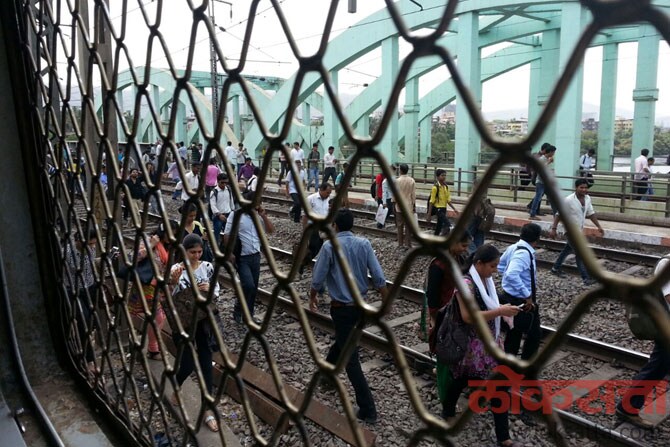 ठाणे, कळवा रेल्वे स्थानकात प्रवाशांचा मोठ्या प्रमाणात खोळंबा झाला असून सर्व प्लॅटफॉर्म आणि रेल्वे ट्रॅक गर्दीने फुलून गेले. (छाया - दीपक दामले)