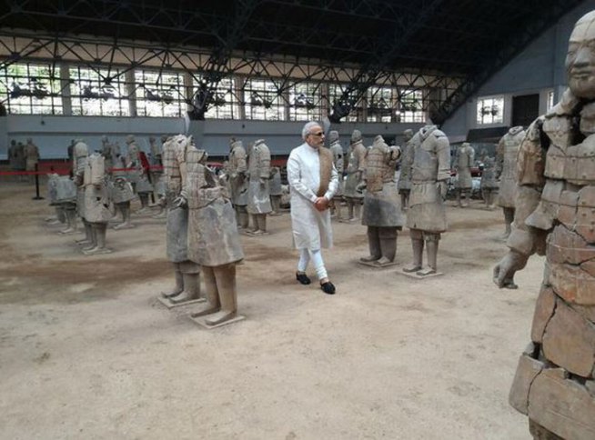 यानंतर पंतप्रधानांनी शियान येथील चीनमधील प्रथम सम्राट क्विन शी हुआंग याच्या लष्कराची प्रतिकृती असलेल्या जगप्रसिद्ध 
