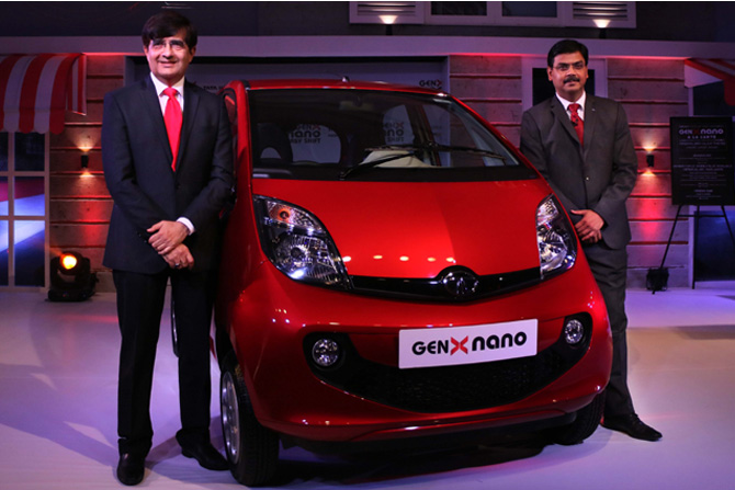 देशातील सर्वात स्वस्त प्रवासी कार म्हणून सादर करण्यात आलेल्या टाटा मोटर्सच्या नॅनोचे नवे रूप मंगळवारी मुंबईत समोर आले. जेनएक्स नॅनो नावांतर्गत या कारची किंमत २.१९ लाख रुपयांपुढे आहे. एक्सई, एक्सएम, एक्सटी, एक्सएमए, एक्सटीए या पाच प्रकारांत ती उपलब्ध आहे. (छाया- अमित चक्रवर्ती)