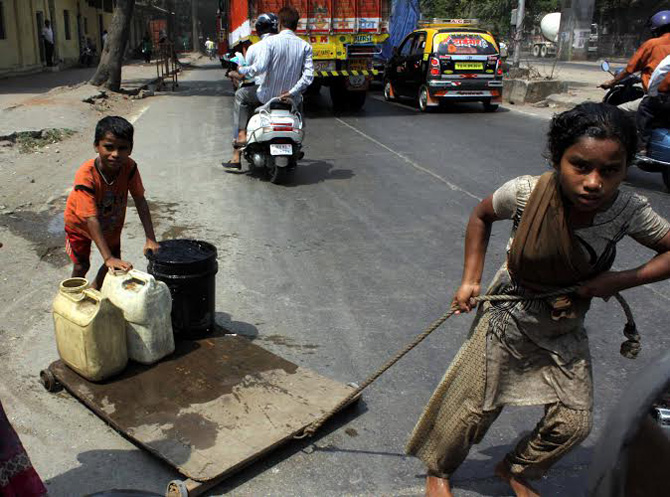 उन्हाळ्यामुळे ग्रामीण भागाप्रमाणेच मुंबईच्या शहरी भागातही पाण्याचे दुर्भिक्ष्य जाणवत आहे. वडाळा भागातील या लहान मुलांना पाणी वाहून आणण्यासाठी अशाप्रकारचे कष्ट करावे लागत आहेत. (छाया- प्रदीप दास)