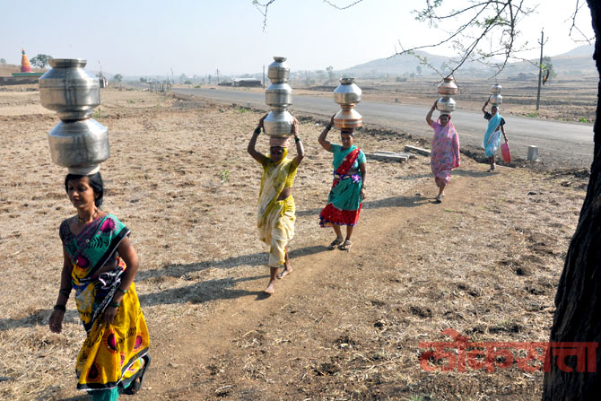 कायमस्वरूपी उपाय केले जात नसल्याने शेकडो गावांना टँकरने पाणी पुरविणे हा एककलमी कार्यक्रम असतो. यंदाचा उन्हाळ्याचा हंगामही त्यास अपवाद ठरला नाही. (छाया - मयूर बारगजे)
