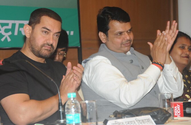 नगरविकास विभागाच्या वतीने शुक्रवारी सह्य़ाद्री अथितिगृहावर स्वच्छता अभियान राबविण्याच्या संदर्भात कोकण विभागातील स्थानिक स्वराज्य संस्थांच्या पदाधिकाऱ्यांसाठी कार्यशाळेचे आयोजन करण्यात आले होते. त्यानिमित्त आयोजित केलेल्या समारंभाला आमिर खान प्रमुख पाहुणे म्हणून उपस्थित होते.