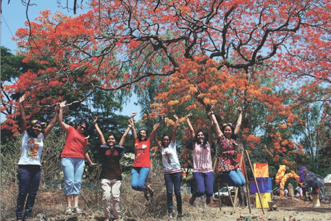 सातारा शहरात शुक्रवारी 'गुलमोहर' या एका झाडाच्या कौतुकाप्रीत्यर्थ 'गुलमोहोर डे' साजरा करण्यात आला. यानिमित्ताने शहरातील गुलमोहोर असलेल्या झाडांच्या परिसरात विविध खेळ, निसर्ग प्रदर्शने, विविध कलांचे सादरीकरण, स्पर्धा आदी कार्यक्रमांचे आयोजन केले होते. (छायाः संजय कारंडे)