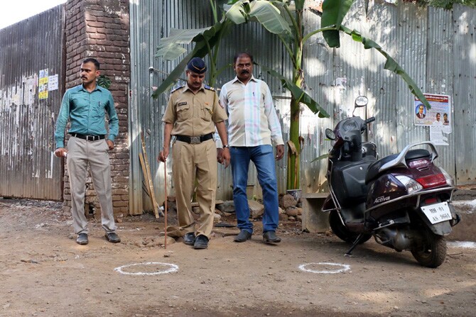 केबल व्यावसायिक आणि शिवसेना चित्रपट सेनेचे चिटणीस राजेंद्र उर्फ राजू शिंदे (४५) यांच्यावर गोरेगाव चित्रनगरीत शुक्रवारी दुपारी अज्ञात हल्लेखोरांनी गोळीबार केला.