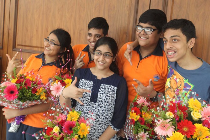 'द कौन्सिल फॉर द इंडियन स्कूल सर्टिफिकेट एक्झामिनेशन' (आयसीएसई) मंडळामार्फत घेण्यात आलेल्या दहावी आणि बारावीच्या परीक्षेचा निकाल सोमवारी जाहीर झाला. यात मुंबईची अनन्या पटवर्धन आणि नवी मुंबईच्या तेझान साहू या दोन्ही विद्यार्थ्यांनी देशात सर्वाधिक गुण पटकाविले आहेत. (छायाः दिलीप कागडा)