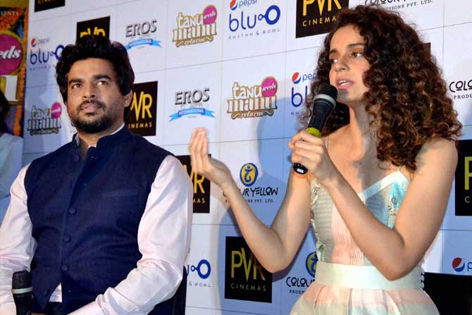 बॉलीवूड अभिनेत्री कंगना रणावत आणि आर माधवन यांनी त्यांच्या आगामी 'तनू वेड्स मनू रिटर्न्स' चित्रपटाची गुरगाव येथे प्रसिद्धी केली. (छायाः पीटीआय)