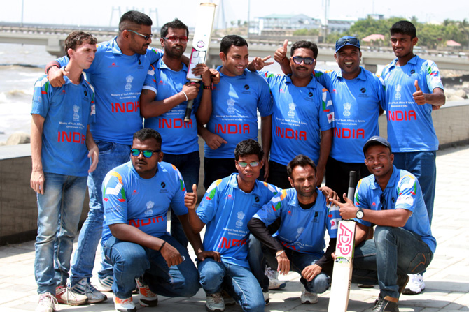 क्रिकेट असोसिएशन फॉर द ब्लाइंड इन इंडियातर्फे (सीएबीआय) इंग्लंड आणि बहारिन दौ-यासाठी भारताच्या अंध क्रिकेट संघाची घोषणा शुक्रवारी मुंबईत करण्यात आली. (छायाः वसंत प्रभू)