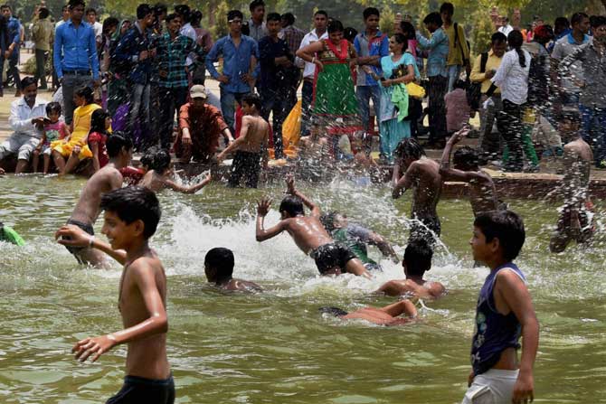 दिवसेंदिवस उन्हाचा पार वाढत असल्यामुळे उन्हावर मात करून सुटीचा आनंद लुटण्याकरिता नागरिकांनी आता रेसॉर्ट आणि समुद्राच्या ठिकाणी धाव घेतली आहे. (छायाः पीटीआय)