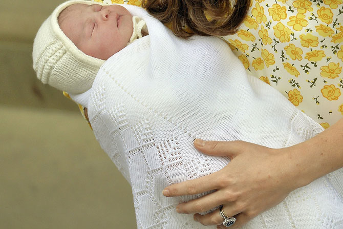 ब्रिटनच्या राजघराण्यातील युवराज विल्यम्स- केट मिडलटन या जोडप्यास शनिवारी कन्यारत्नाचा लाभ झाला. द लिंडो विंग ऑफ सेंट मेरी रुग्णालयाबाहेर केट मिडलटन यांच्या हातात असलेली या रॉयल बेबीची पहिली झलक. (छायाः पीटीआय)