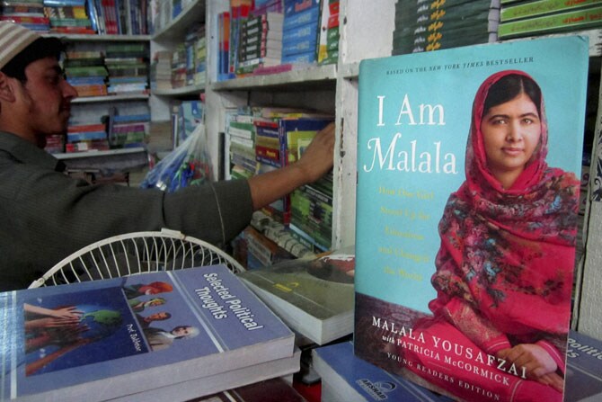 नोबेल पुरस्कार विजेती मलाला युसुफझाईने लिहलेले पुस्तक तिच्या जन्मगावी मिन्गोरा, पाकिस्तान येथे विक्रीसाठी उपलब्ध करुन देण्यात आले आहे. (छायाः पीटीआय)