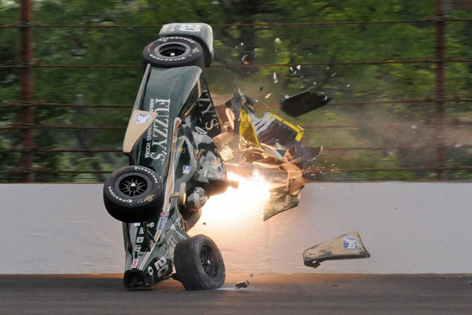 इंडिआनापोलीस 500 ऑटो रेसपुर्वी सरावा दरम्यान स्पर्धक इद कारपेंटर याची रेसिंग कार भिंतीवर धडकून अपघातग्रस्त झाली. (छाया: पीटीआय)