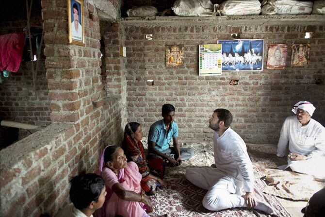 काँग्रेसचे उपाध्यक्ष राहुल गांधी यांनी धामणगाव रेल्वे तालुक्यात भर उन्हात पदयात्रा करून शेतकरी कुटुंबांचे सांत्वन केले. (छाया पीटीआय)