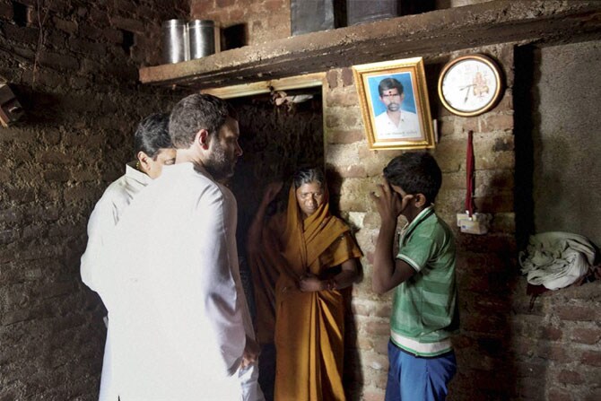 कोणत्याही सरकारची भूमिका ही शेतकऱ्यांच्या पाठीशी ठामपणे उभे राहण्याची असायला हवी, पण केंद्र आणि राज्य सरकारचे शेतकऱ्यांकडे पूर्णपणे दुर्लक्ष आहे, अशी टीका राहुल गांधी यांनी केली. (छाया: पीटीआय)