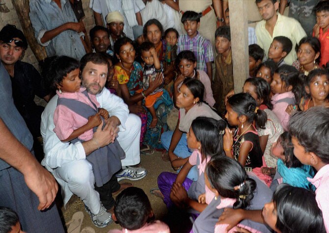राहुल गांधी यांनी लहान-थोरांशी संवांद साधला. (छाया: पीटीआय)