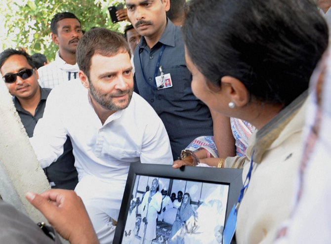 सध्याचे सरकार हे निवडक भांडवलदारांचे सरकार आहे. गरिबांविषयी, मजुरांविषयी या सरकारला कोणतीही आत्मीयता नाही, असा आरोप राहुल गांधी यांनी केला. (छाया: पीटीआय)