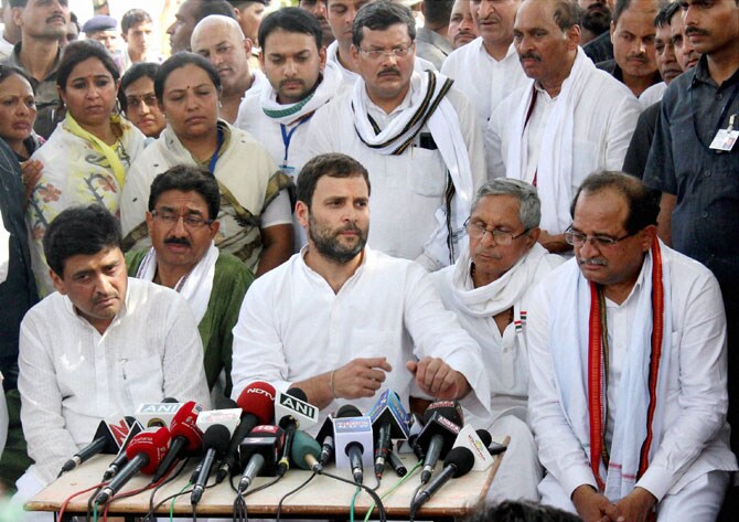 शेतकऱ्यांसाठी लढण्यास आम्ही सज्ज आहोत. त्यांना न्याय मिळवून देईपर्यंत स्वस्थ बसणार नाही, असे प्रतिपादन काँग्रेसचे उपाध्यक्ष राहुल गांधी यांनी चांदूर रेल्वे तालुक्यातील टोंगलाबाद येथे पत्रकारांशी बोलताना केले. (छाया: पीटीआय)