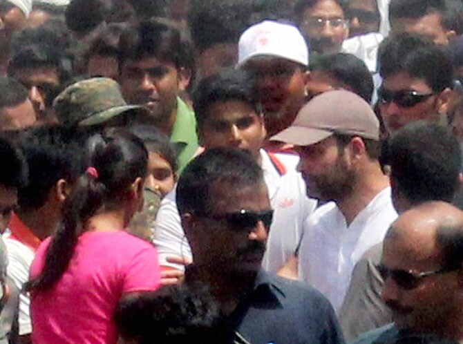 शेतकरी आत्महत्याग्रस्त भागातील ही आपली पदयात्रा राजकीय कारणांसाठी नव्हे, तर तथ्य जाणून घेण्यासाठी होती, असे राहुल गांधी यांनी स्पष्ट केले. (छाया: पीटीआय)