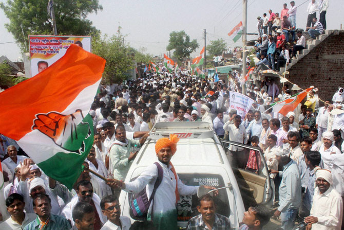 राहुल गांधी गुरुवारी सकाळीच धामणगाव रेल्वे तालुक्यातील गुंजी या १२०० लोकवस्तीच्या गावात पोहोचले, तेव्हा संपूर्ण गाव काँग्रेस पक्षांच्या झेंडय़ांनी सजून गेले होते. (छाया पीटीआय)