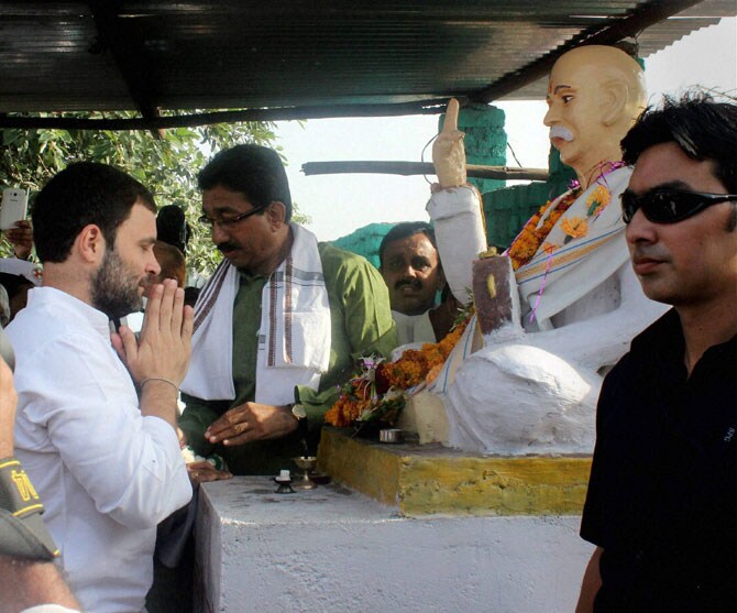 कडक उन्हाने पदयात्रेत सहभागी झालेल्यांची परीक्षाच घेतली. (छाया: पीटीआय)