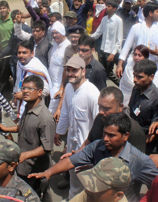 काँग्रेसचे प्रदेशाध्यक्ष अशोक चव्हाण, काँग्रेस नेते मोहन प्रकाश, राधाकृष्ण विखे पाटील, माणिकराव ठाकरे, धामणगावचे आमदार वीरेंद्र जगताप, तिवसाच्या आमदार यशोमती ठाकूर यांच्यासह अनेक नेते पदयात्रेत सहभागी झाले होते. (छाया: पीटीआय)