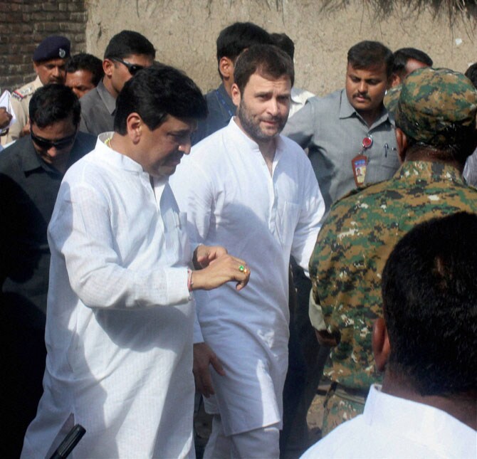 राहुल गांधी यांची १३ किलोमीटरची पायदळवारी हा या परिसरात चर्चेचा आणि औत्सुक्याचा विषय झालेला होता. (छाया: पीटीआय)