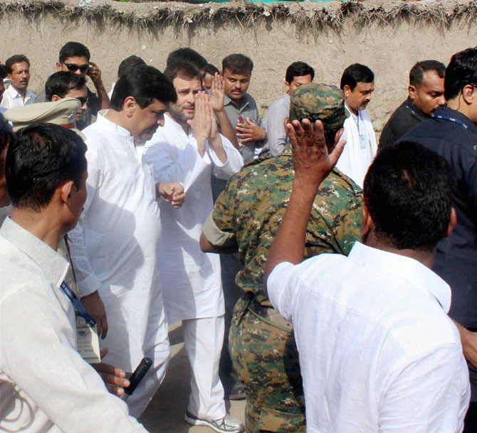 चार किलोमीटर पायी चालून ते शहापूरला पोहोचले. या गावात आत्महत्या करणाऱ्या शेतकऱ्याच्या घरी त्यांनी भेट दिली आणि त्यांच्या कुटुंबीयांशी संवाद साधला.(छाया: पीटीआय)