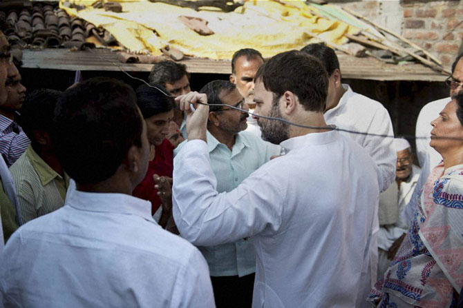 शेतकऱ्यांनी धैर्य ठेवावे, खचून जाऊ नये. आत्महत्येचा मार्ग स्वीकारू नये, आम्ही त्यांच्या पाठीशी ठामपणे उभे आहोत, हेच सांगण्यासाठी आपण या भागात पदयात्रा केल्याचे राहुल गांधी यांनी सांगितले. (छाया: पीटीआय)