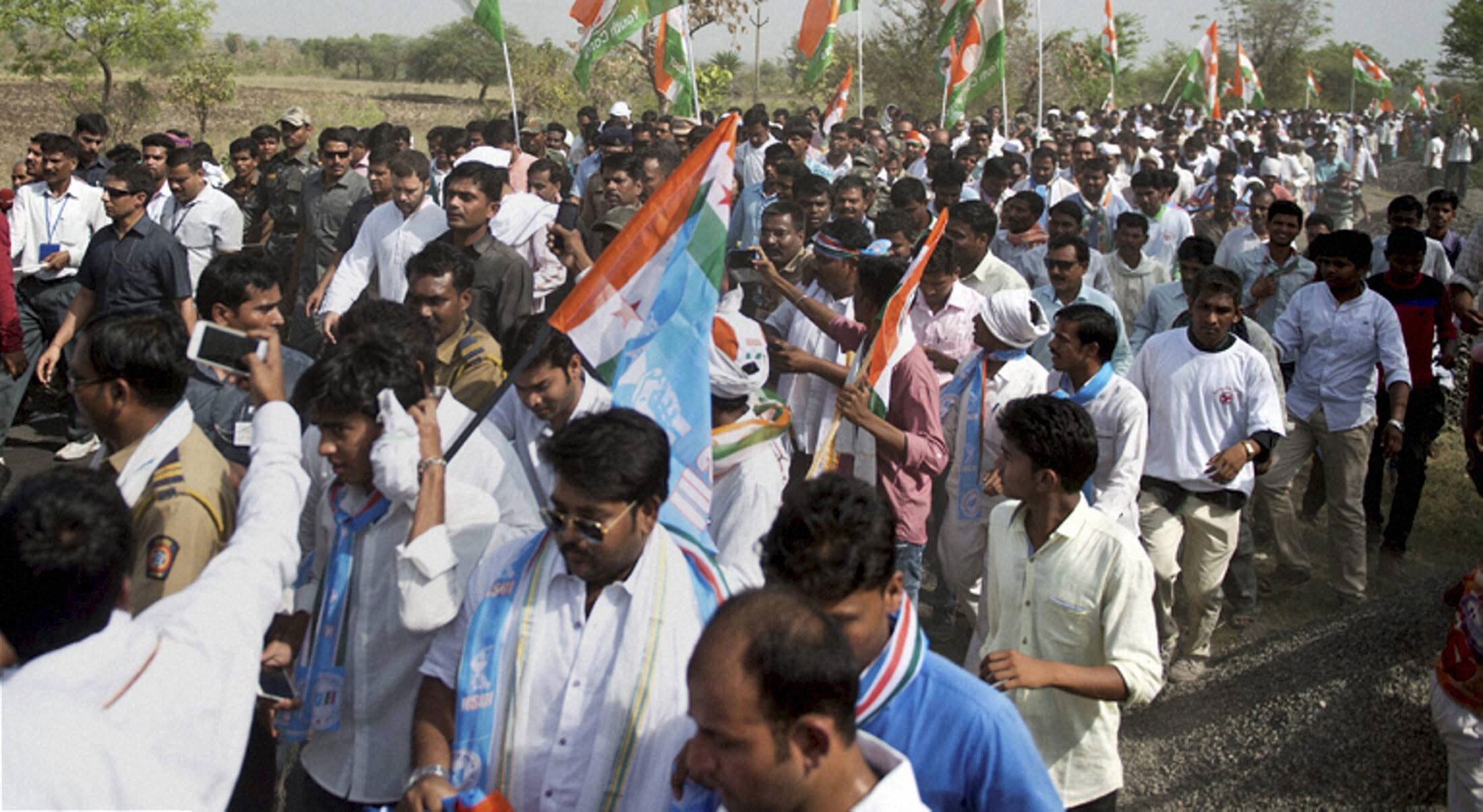 पदयात्रेत काँग्रेस कार्यकर्त्यांचाच भरणा अधिक होता. राहुल गांधी यांच्या निकट पोहोचण्याच्या स्पध्रेत अनेक ठिकाणी प्रचंड रेटारेटी झाली. (छाया: पीटीआय)