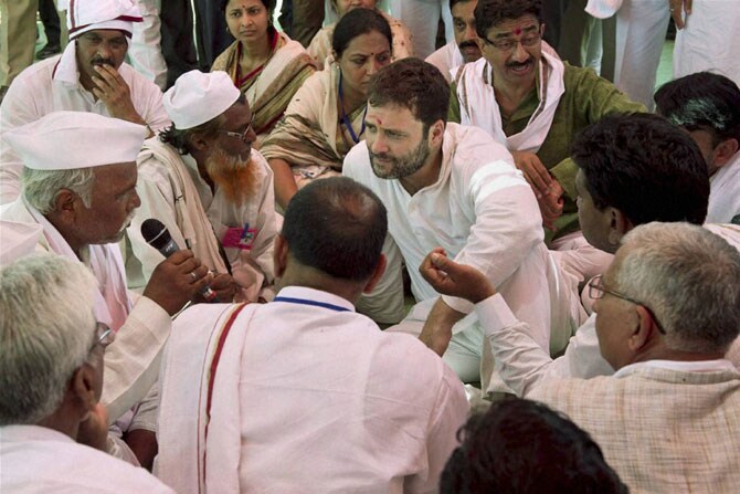 आपण शेतकऱ्यांना कोणतेही आश्वासन दिलेले नाही, याकडे त्यांचे लक्ष वेधले असता, मी आश्वासन काय देऊ शकतो, असा प्रतिप्रश्न त्यांनी केला. काँग्रेस पक्ष म्हणून शेतकऱ्यांना मदत देण्याचा आम्ही प्रयत्न करीतच आहोत, पण त्याला मर्यादा आहेत. शेतकऱ्यांच्या प्रश्नांसाठी लढण्याची तयारी आम्ही केली आहे. (छाया: पीटीआय)