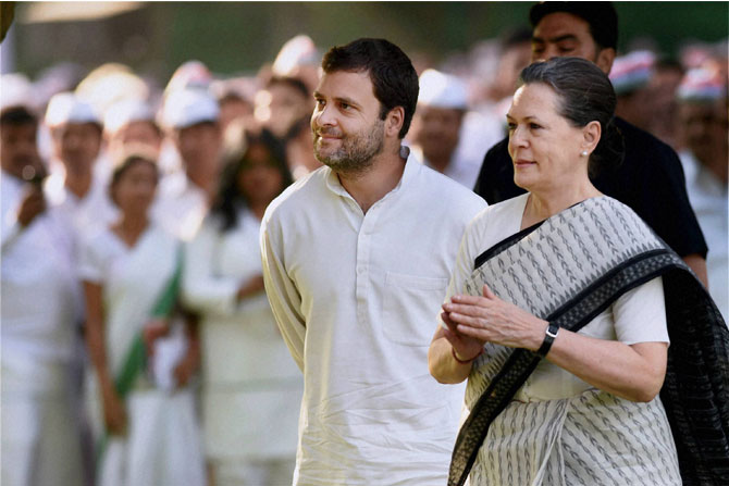 माजी पंतप्रधान राजीव गांधी यांच्या २४व्या पुण्यतिथीनिमित्त गुरुवारी नवी दिल्लीत वीरभूमी या त्यांच्या स्मृतीस्थळावर काँग्रेस अध्यक्ष सोनिया गांधी, राहुल गांधी व प्रियंका वढेरा यांनी आदरांजली वाहिली.