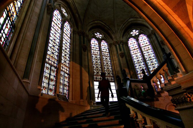 मुंबईतील राजाबाई टॉवरच्या वास्तुचे नुतनीकरण पूर्ण झाले असून लवकरच या वास्तुचे उद्घाटन करण्यात येणार आहे. उद्घाटनाटनापूर्वी कामगार याठिकाणची शेवटची कामे आटोपताना. (छाया- अमित चक्रवर्ती)