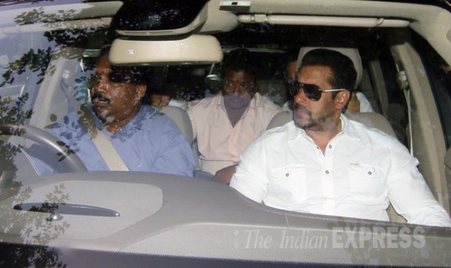 न्यायालयात सलमानला वाचविण्यासाठी खोटी साक्ष देणारा चालक अशोक सिंग याच्याबरोबरच सलमान खान न्यायालयात दाखल झाला. (छाया- वसंत प्रभू)