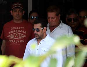 तब्बल१३ वर्षांपासून प्रलंबित असलेल्या हिट अँड रन खटल्यात सत्र न्यायालयाने बुधवारी अभिनेता सलमान खानला दोषी ठरवले. घरातून न्यायालयात रवाना होण्यापूर्वी टिपलेले सलमानचे छायाचित्र. (छाया - वसंत प्रभू)