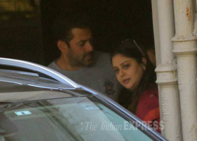 सलमानच्या भेटीला वहिदा रेहमान, करिना-करिष्मा..