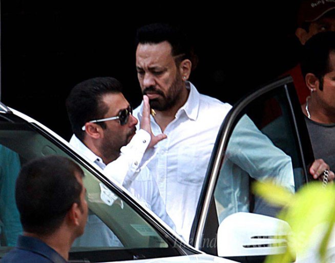 या सुनावणीसाठी सलमानची बहीण अर्पिता, बंधू सोहेल आणि अरबाज खान न्यायालयात उपस्थित होते. खान कुटुंबातील सर्व सदस्य सुनावणी कक्षातील मागील बाजूस बसून प्रार्थना करताना दिसत होते. (छाया- वसंत प्रभू)