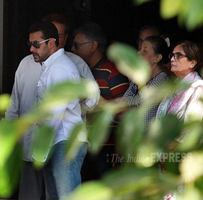 सलमान खान कुटुंबियांची भेट घेतल्यानंतर न्यायालयाकडे रवाना झाला. (छाया- वसंत प्रभू)