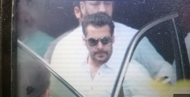 निकालानंतर सलमान खान भावूक झालेला दिसला. यावेळी त्याच्या कुटुंबियांनी सलमानला धीर देण्याचा प्रयत्न केला. सलमानचे वकील शिक्षा सौम्य करण्यासाठी युक्तिवाद करतानाच सलमानचे डोळे भरून येत होते. (छाया- वसंत प्रभू)