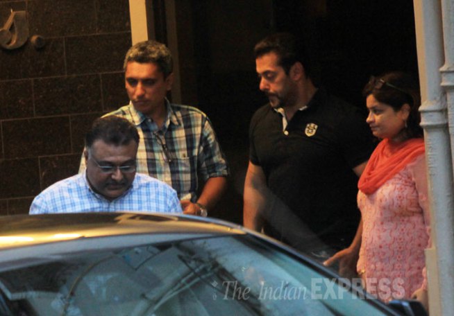 सलमान खानने यावेळी सर्व मित्रमंडळींची भेट घेतली.