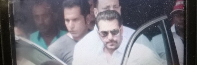 न्यायाधीशांनी सलमान दोषी असल्याचा निकाल देत पाच वर्षांची शिक्षा सुनाविल्यानंतर पडद्यावरचा अॅक्शन हिरो भावुक झालेला पहायला मिळाला. (छाया- वसंत प्रभू)