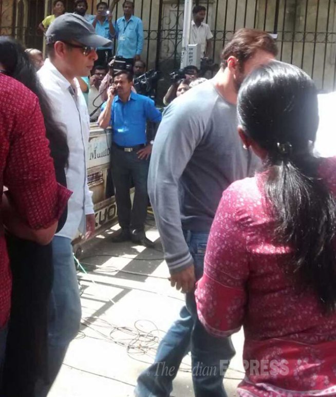 सलमानचा भाऊ सोहेल खान मुंबईतील सत्र न्यायालयात आला तेव्हाचे छायाचित्र. (छाया- वसंत प्रभू)