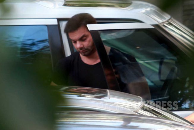 सलमान खानला न्यायालयाने दोषी ठरविल्यानंतर निराश झालेला सोहेल खान. (छाया- वसंत प्रभू)