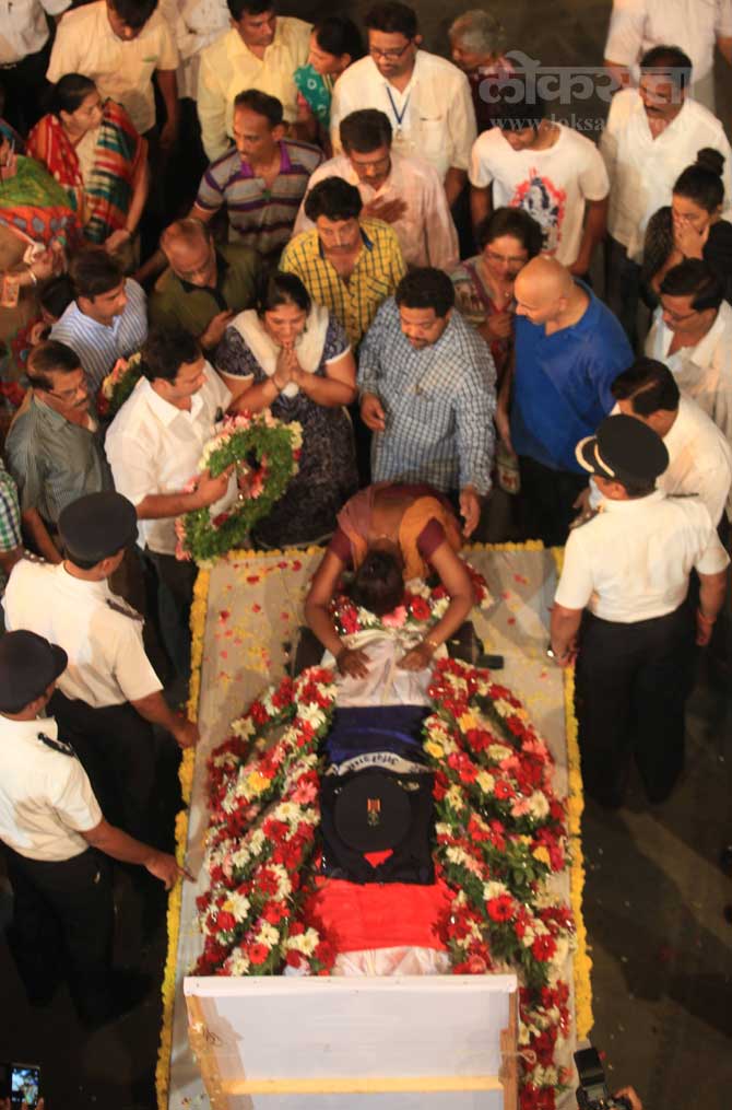 निवारी मध्यरात्रीच या दोघांवरही शस्त्रक्रिया करण्यात आली. शस्त्रक्रिया केल्यानंतरही अमीन यांना श्वासोच्छ्वासाचा त्रास जाणवत होता. (छाया- दीपक जोशी)