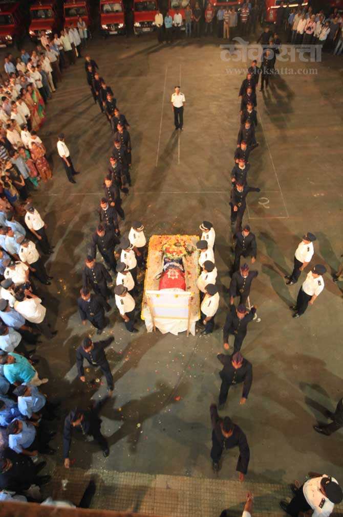 भायखळा येथील अग्निशमन केंद्रासमोर अमीन यांना अखेरची मानवंदना देण्यात येऊन त्यांच्यावर चेंबूर येथील चरईतील दफनभूमीत अंत्यसंस्कार करण्यात आले. (छाया- दीपक जोशी)